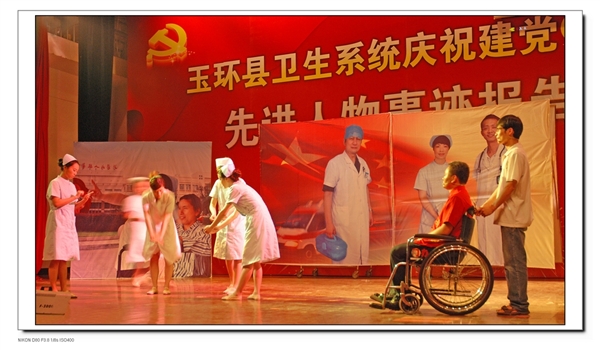 根據(jù)阮宏標(biāo)、萬曉慧、王充事跡改編的詩朗誦伴舞“白衣禮贊”
