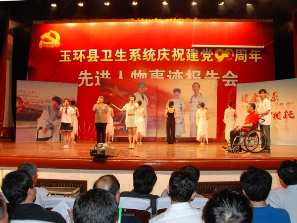 根據(jù)阮宏標(biāo)、萬曉慧、王充事跡改編的詩朗誦伴舞“白衣禮贊”