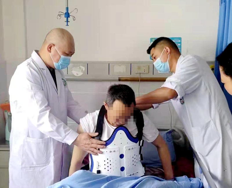 劉言云（左一）為脊柱外科術后病人佩戴支具.jpg