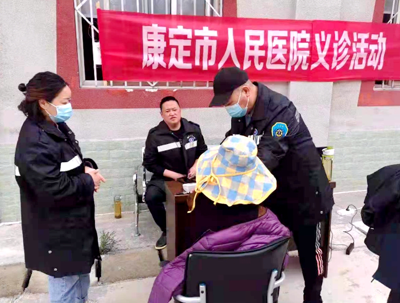 劉言云（右二）為群眾義診.jpg