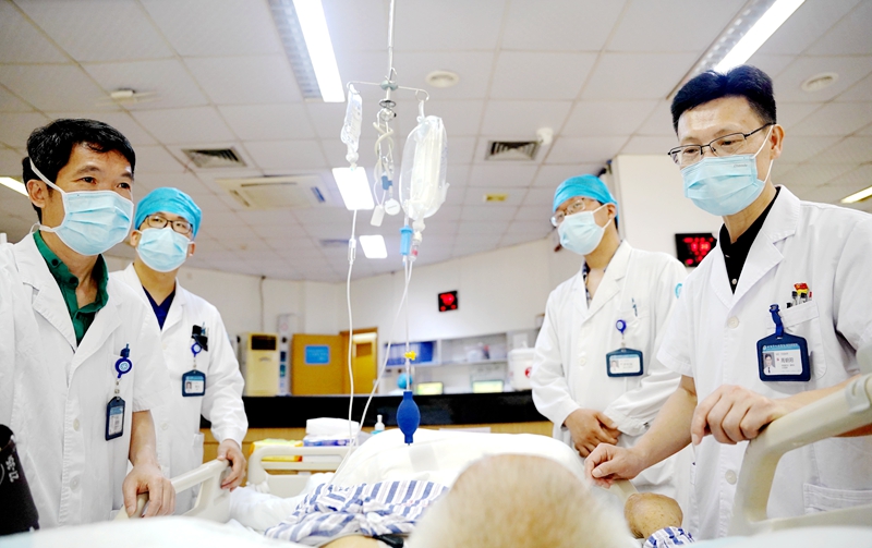 ICU團(tuán)隊床邊追蹤病情變化.jpg