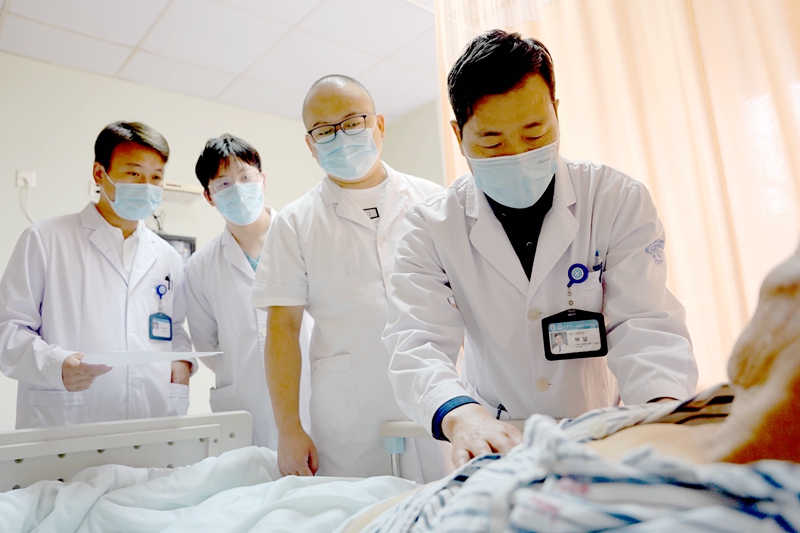 普外科團(tuán)隊床邊查房.jpg